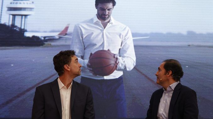 El exjugador de baloncesto y fundador de Gasol Fundation, Pau Gasol, junto al presidente de Iberia, Javier Sánchez-Prieto, durante la presentación de Gasol como asesor del cambio cultural en Iberia, este lunes en Madrid. EFE/ J.J.Guillén
