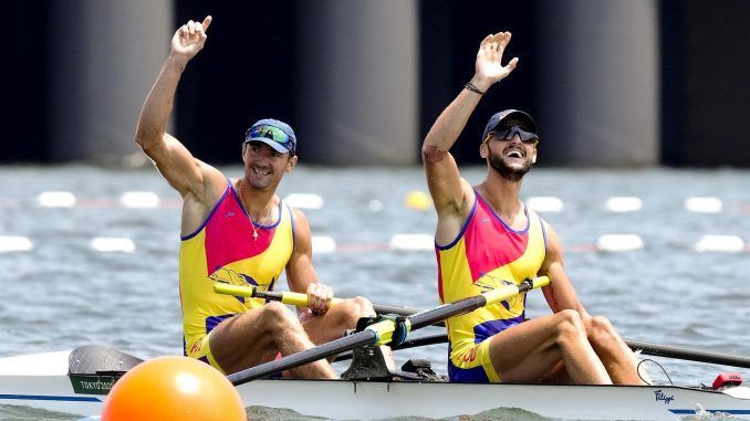 Los remeros Jaime Canalejo (i) y Javier García, durante los Juegos Olímpicos de Tokio 2020. EFE/Kimimasa Mayama
