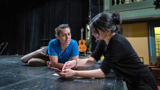 Los actores Fernando Vieira y Andrea Velasco participan en un ensayo de la obra "Eva Luna", el 17 de mayo de 2022, en la sala del teatro Repertorio Español en Nueva York (EEUU). EFE/ Ángel Colmenares
