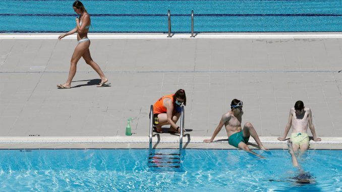 Vista de una piscina en una imagen de archivo. EFE/ Jesús Diges
