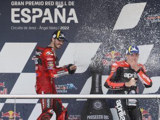 El italiano Francesco Bagnaia (i) celebra su triunfo en MotoGP en el GP de España, junto al español Aleix Espargaró, tercero. EFE/Jose Manuel Vidal