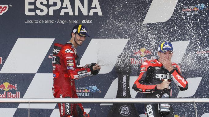 El italiano Francesco Bagnaia (i) celebra su triunfo en MotoGP en el GP de España, junto al español Aleix Espargaró, tercero. EFE/Jose Manuel Vidal
