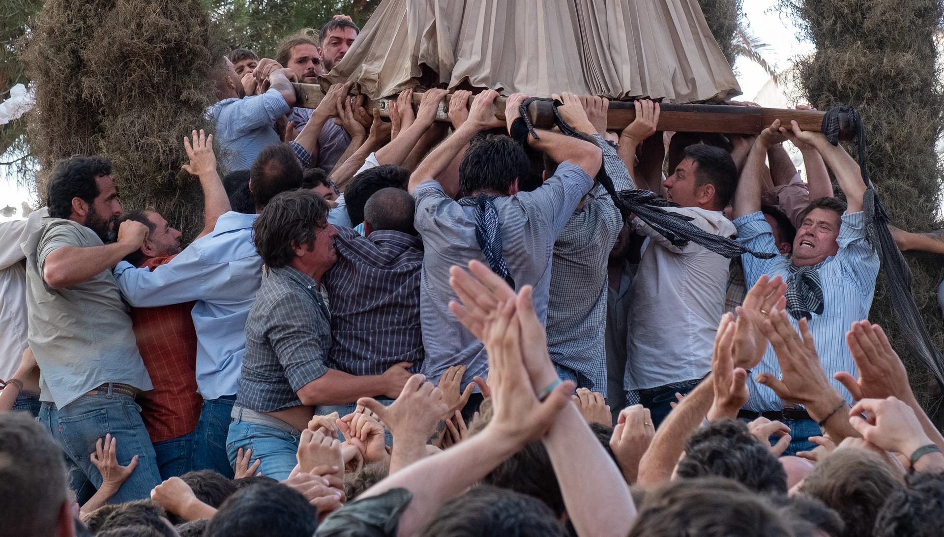 Los almonteños portan a hombros a la Virgen del Rocío durante el traslado de la imagen hoy domingo a la aldea almonteña de El Rocío tras permanecer en Almonte durante 33 meses. EFE/Julián Pérez
