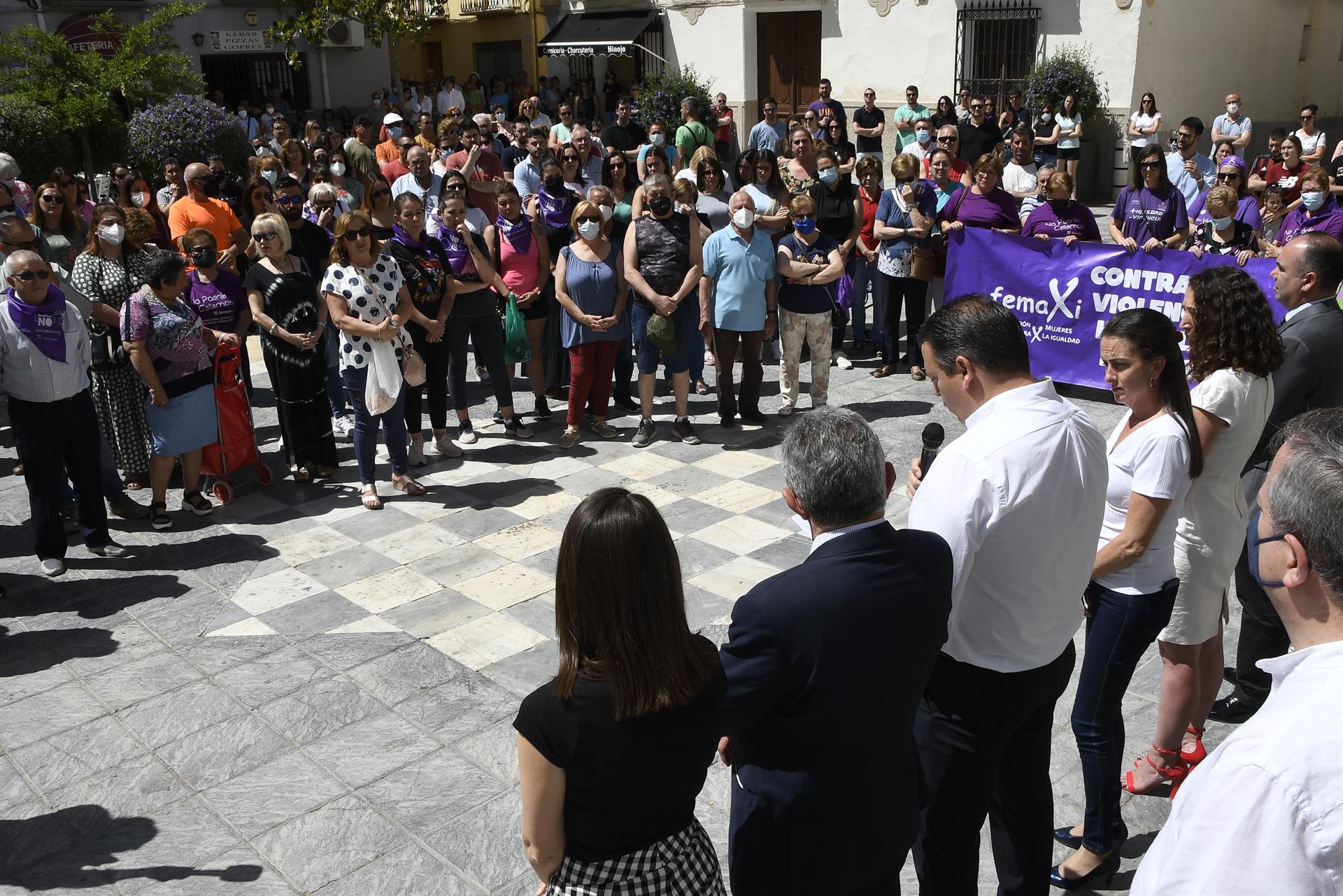 Foto de archivo de vecinos unidos en el minuto de silencio convocado por el Ayuntamiento de Tíjola (Almería) por la muerte de Maite, la mujer presuntamente asesinada por su marido, que se entregó horas después del crimen. EFE / Carlos Barba
