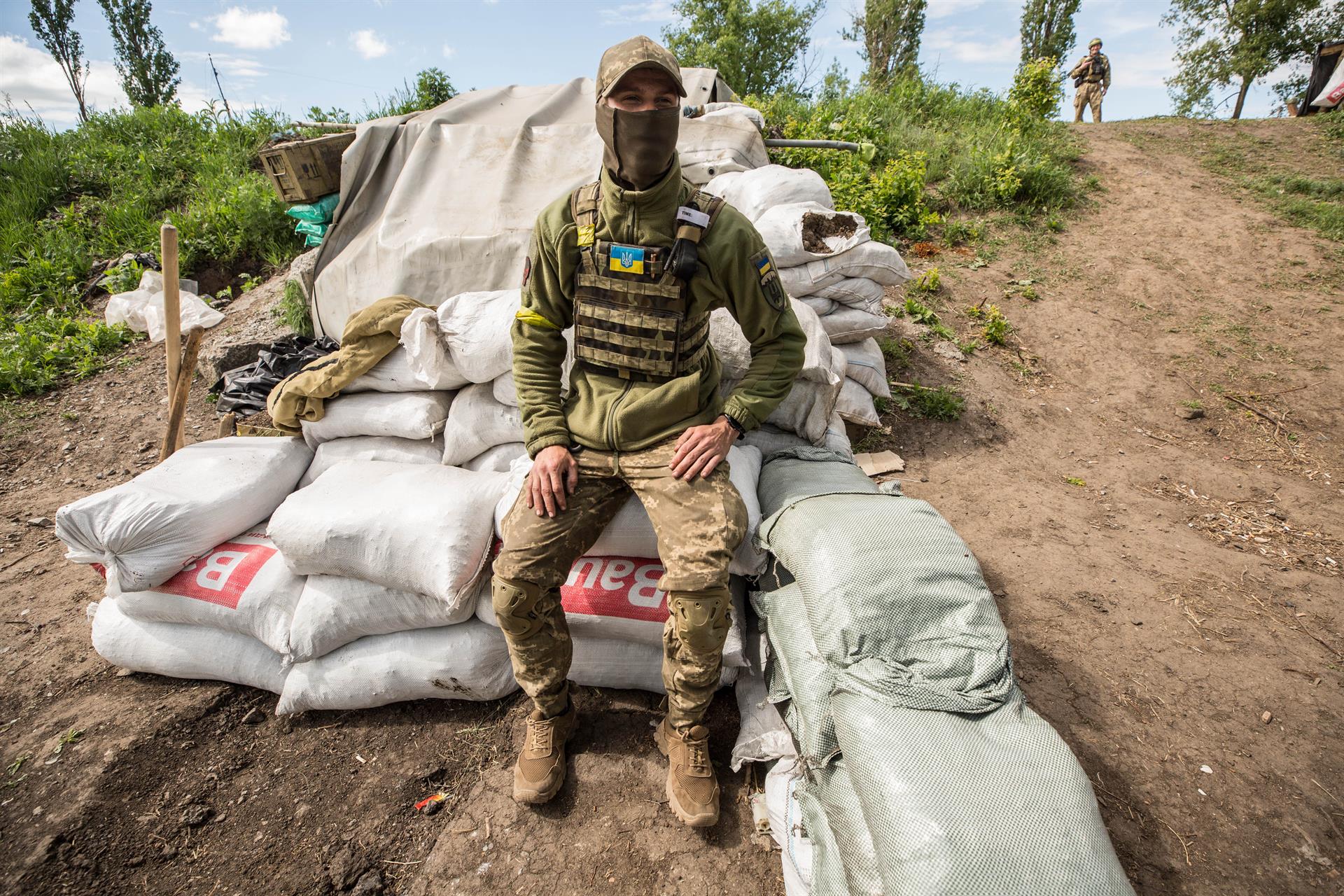 "Casper" habla de su experiencia en la guerra contra Rusia, en Járkov, Ucrania. EFE/Esteban Biba
