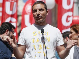 El portavoz del PSOE en la Asamblea, Juan Lobato, atiende a los medios de comunicación antes de asistir a la manifestación. EFE/Mariscal