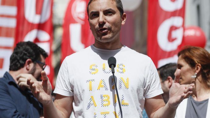 El portavoz del PSOE en la Asamblea, Juan Lobato, atiende a los medios de comunicación antes de asistir a la manifestación. EFE/Mariscal
