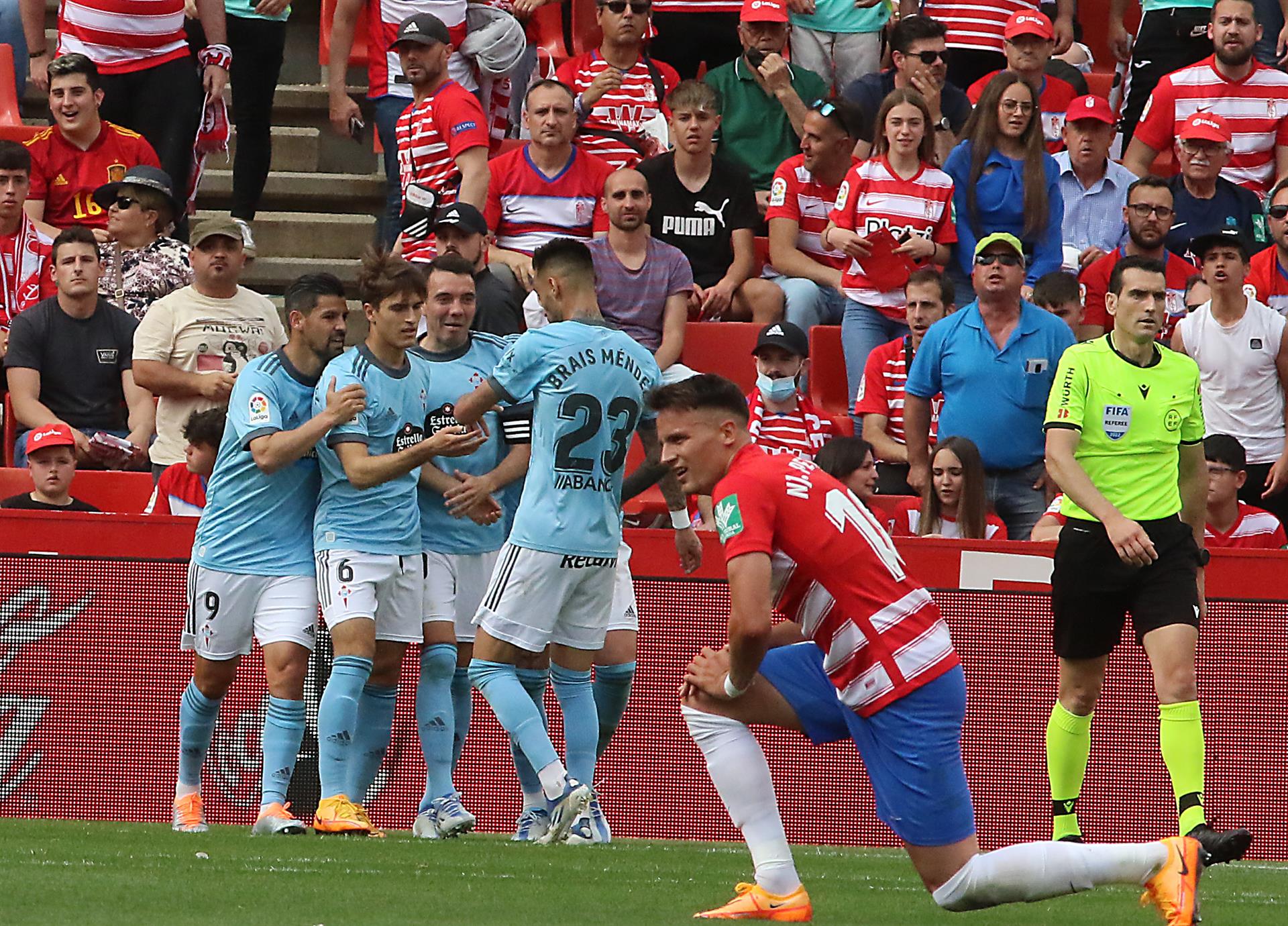 Los jugadores del Celta celebran el gol marcado en propia puerta por el defensa del Granada José Antonio Rodríguez "Puertas" durante el partido de Liga que disputaron en el Nuevo Estadio Los Cármenes de Granada. EFE/ Pepe Torres
