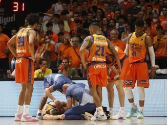 El jugador islandés de Valencia Basket, Martin Hermannsson, atendido tras sufrir una lesión en la rodilla en el partido de ayer. EFE / Miguel Ángel Polo.