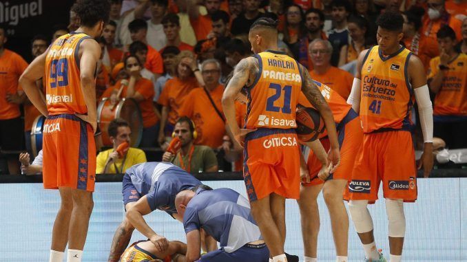 El jugador islandés de Valencia Basket, Martin Hermannsson, atendido tras sufrir una lesión en la rodilla en el partido de ayer. EFE / Miguel Ángel Polo.
