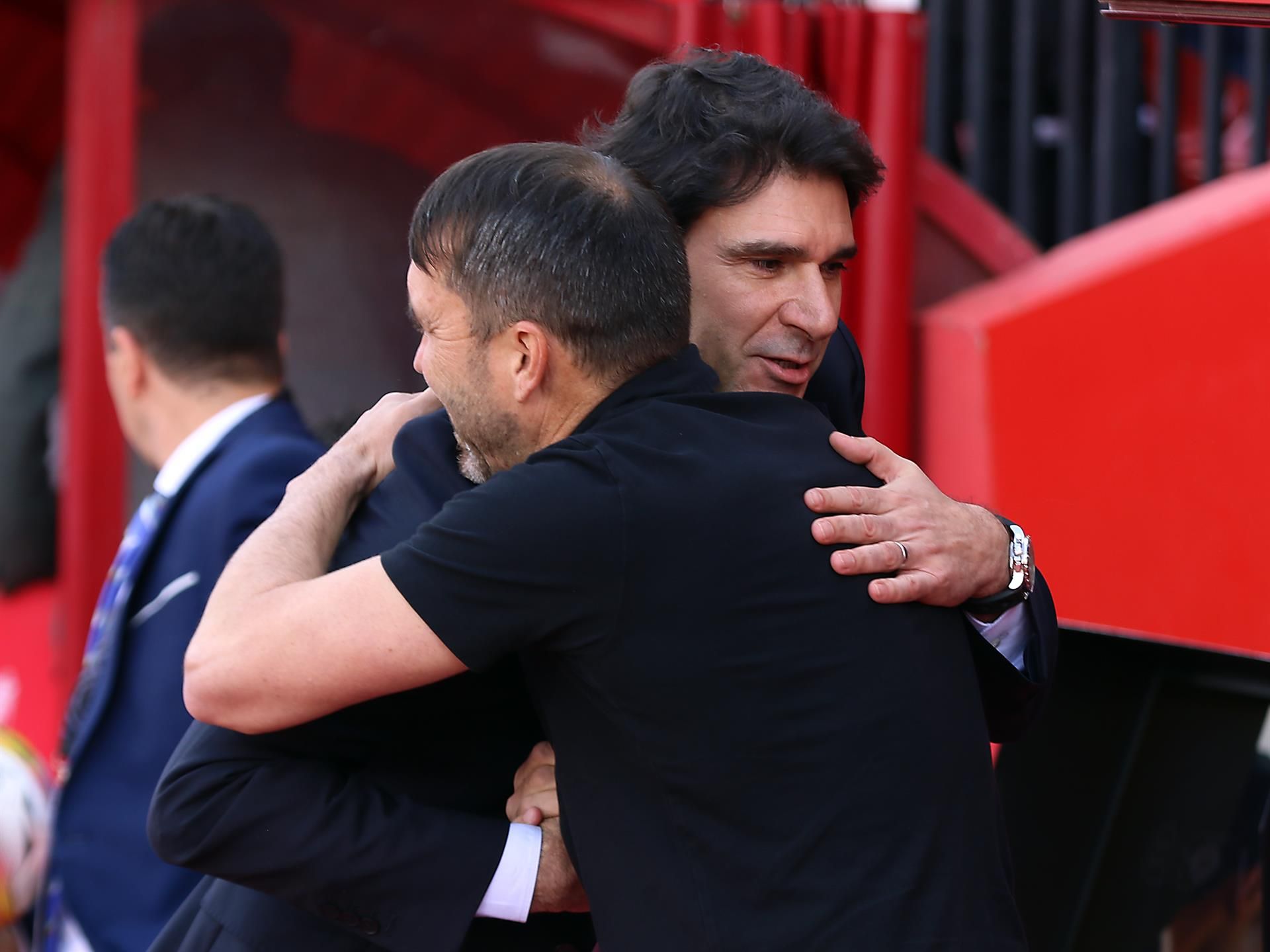 El entrenador del Granada, Aitor Karanka y del Celta, Eduardo Coudet se saludan al inicio del partido en el Nuevo Estadio Los Cármenes de Granada. EFE/ Pepe Torres
