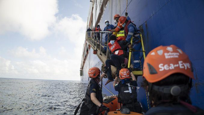 La ONG Sea Eye se hizo cargo de los 34 migrantes que desde hace cuatro días estaban a la deriva en el Mediterráneo central y que este domingo habían sido puestos a salvo por un barco portacontenedores, informó hoy la organización alemana en una nota. EFE/Sea Eye
