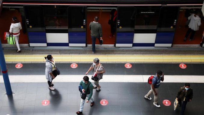 Usuarios de Metro, en la estación de Príncipe Pío de Madrid, en una fotografía de archivo. EFE/David Fernandez
