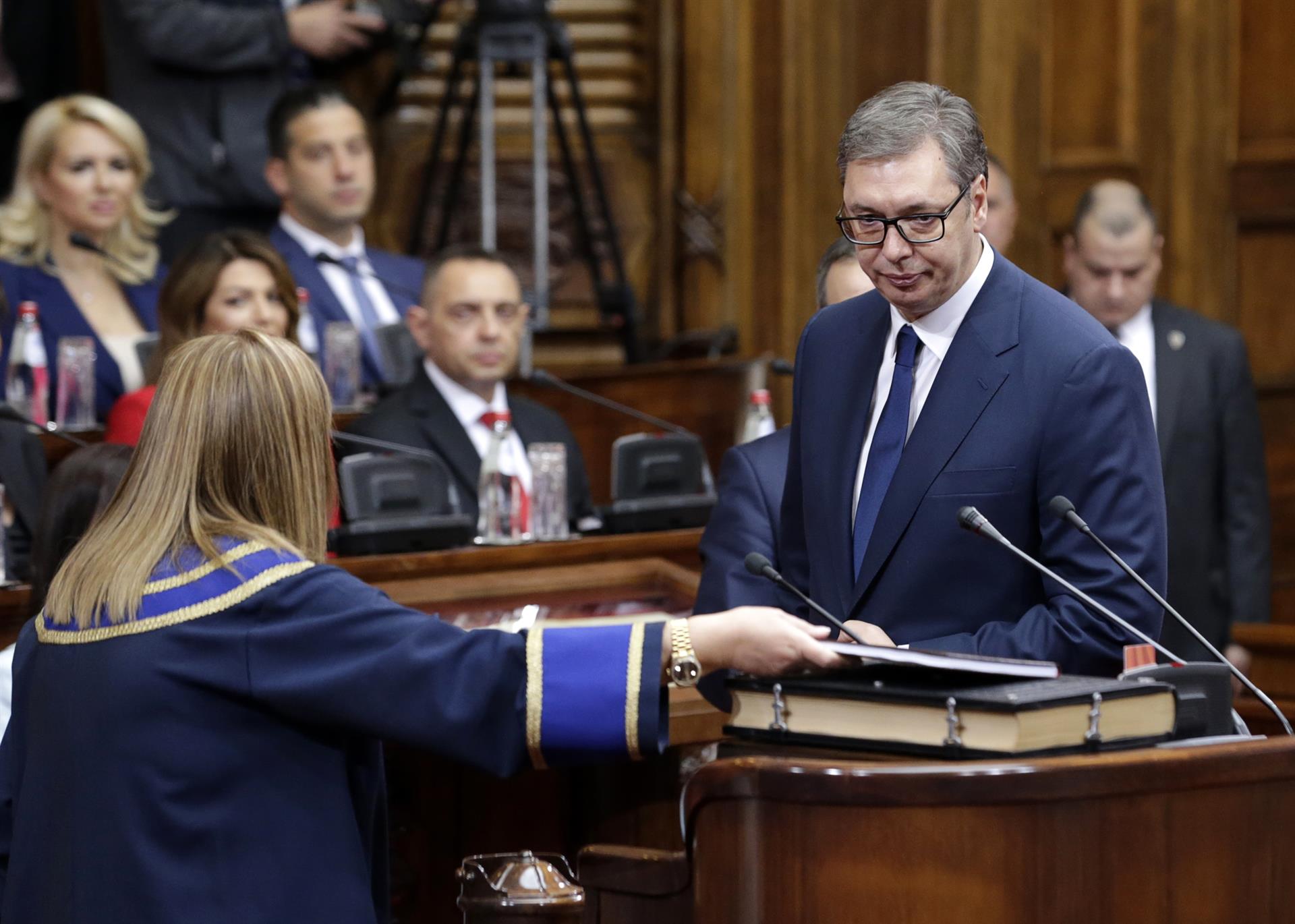 El presidente serbio, el populista Aleksandar Vucic, jura el cargo para su segundo mandato. EFE/EPA/ANDREJ CUKIC
