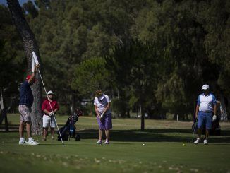 Un grupo de turistas juegan al golf en el Parador de Golf de Málaga. EFE/Archivo