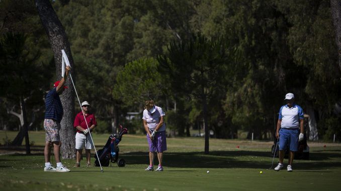 Un grupo de turistas juegan al golf en el Parador de Golf de Málaga. EFE/Archivo
