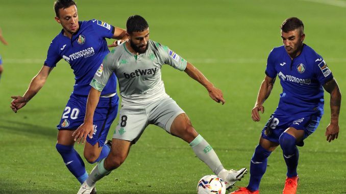 El mediapunta francés del Betis Nabil Fekir (c), en el partido de la pasada temporada en el estadio del Getafe. EFE/Kiko Huesca/ARCHIVO
