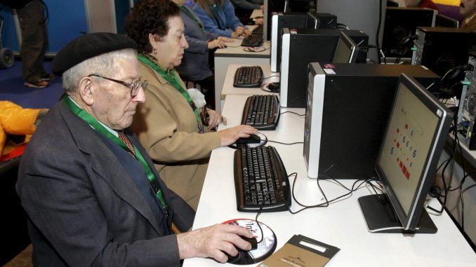 Imagen de archivo de varias personas mayores navegando por internet. EFE/archivo/X.Rey