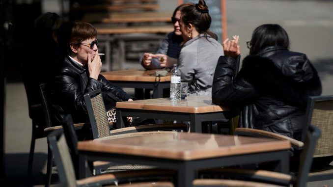 Dos mujeres fuman en una terraza en una imagen de archivo. EFE/Alejandro Garcia
