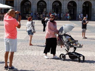 Una pareja de turistas se toman fotos en la Plaza Mayor de Madrid, en una fotografía de archivo. EFE/J.J. Guillén