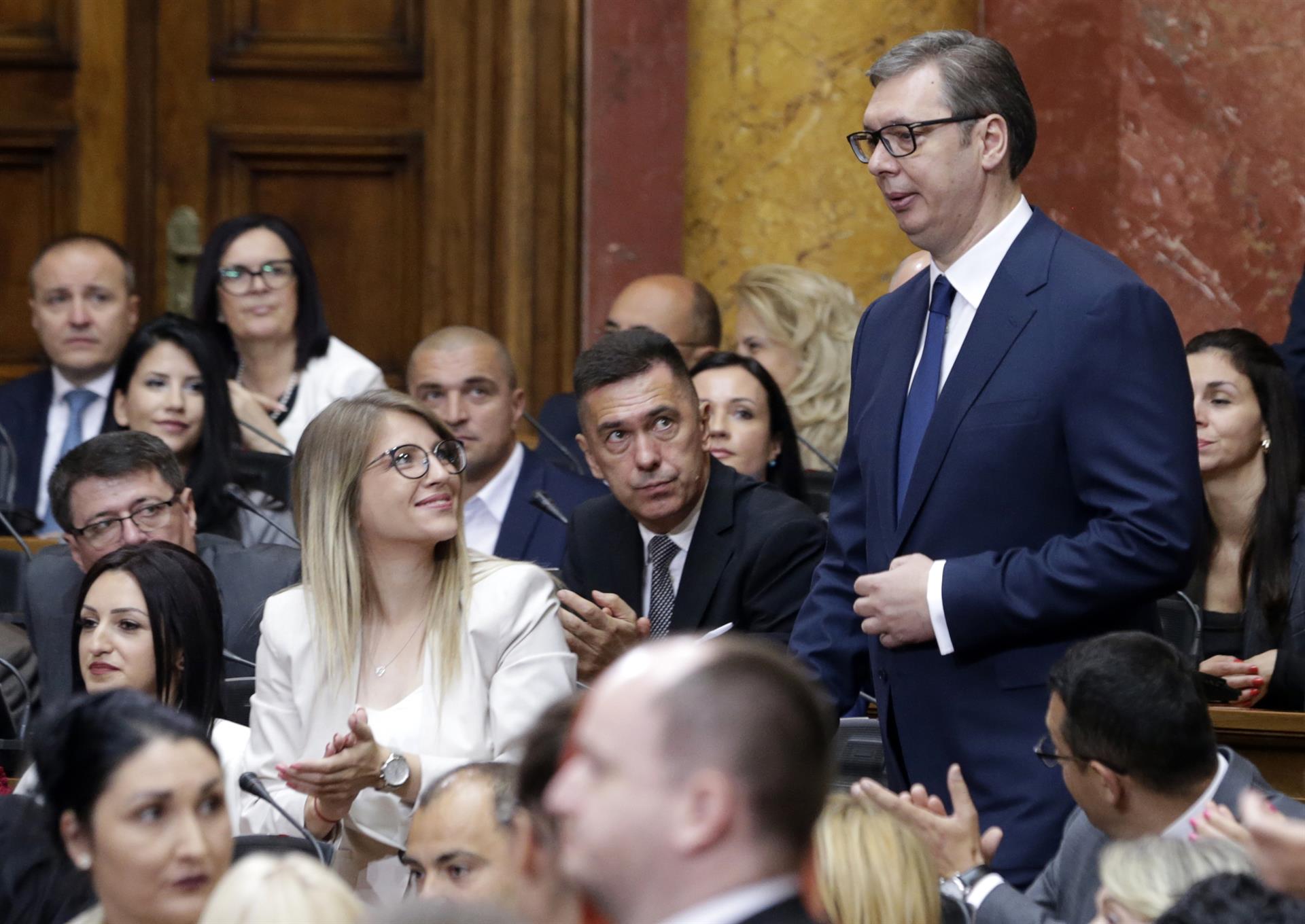 El presidente serbio, el populista Aleksandar Vucic, jura el cargo para su segundo mandato. EFE/EPA/ANDREJ CUKIC
