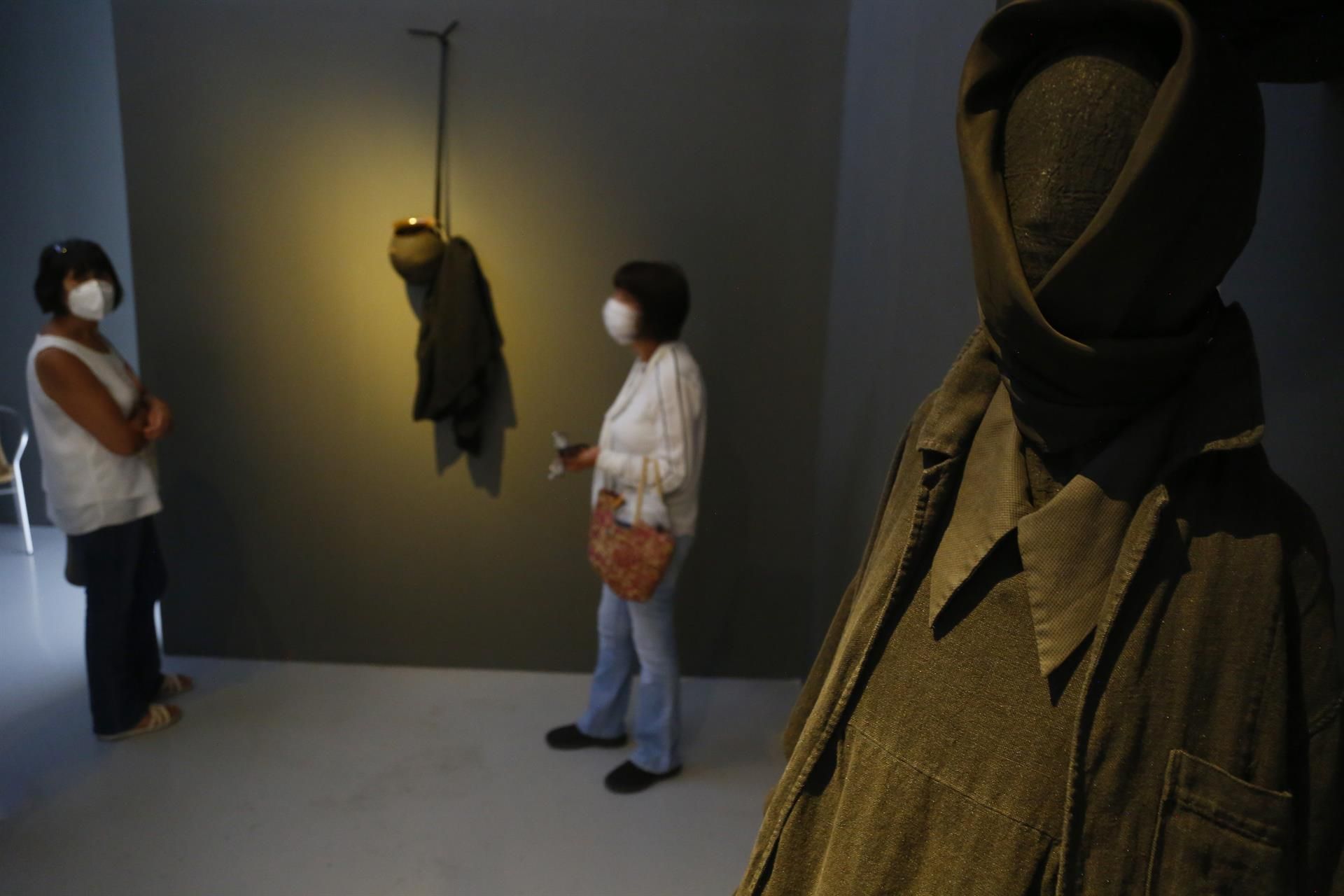 Personas observan la exposición "Mujer de Negro", traída desde Galicia, España, el 13 de mayo de 2022 en el Museo de Arte de Zapopan, estado de Jalisco (México). EFE/Francisco Guasco
