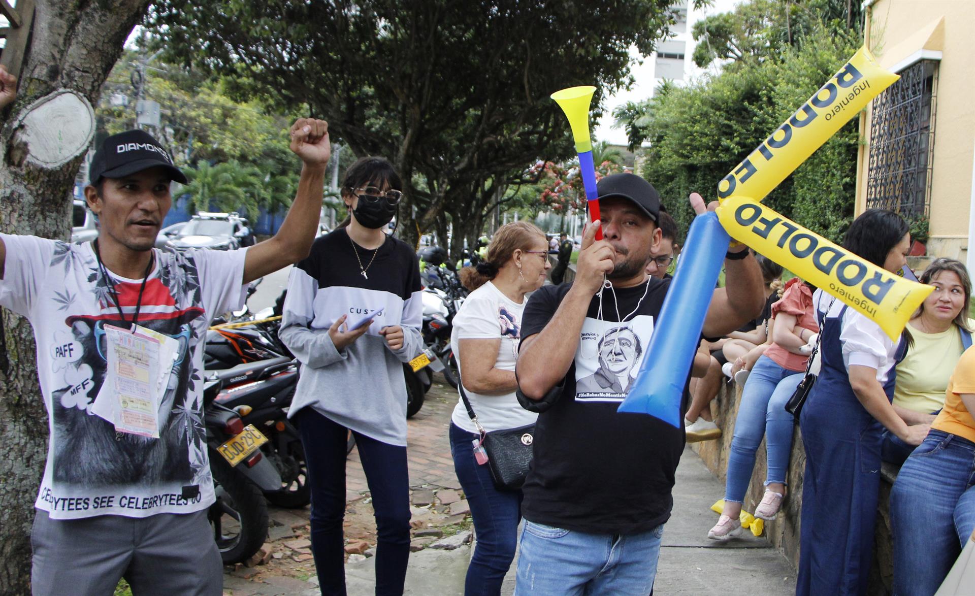 Un grupo de simpatizantes celebra hoy a las afueras de la sede de campaña del candidato a la presidencia Rodolfo Hernández, luego de la jornada de elecciones para elegir presidente de Colombia para el periodo 2022-2026, en Bucaramanga (Colombia). EFE/Mario Caicedo
