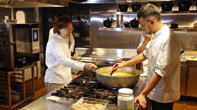 La chef colombiana Leonor Espinosa trabaja en su restaurante Leo, el 17 de mayo de 2022, en Bogotá (Colombia). EFE/ Mauricio Dueñas Castañeda
