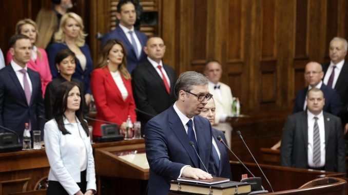 El presidente serbio, el populista Aleksandar Vucic, jura el cargo para su segundo mandato. EFE/EPA/ANDREJ CUKIC
