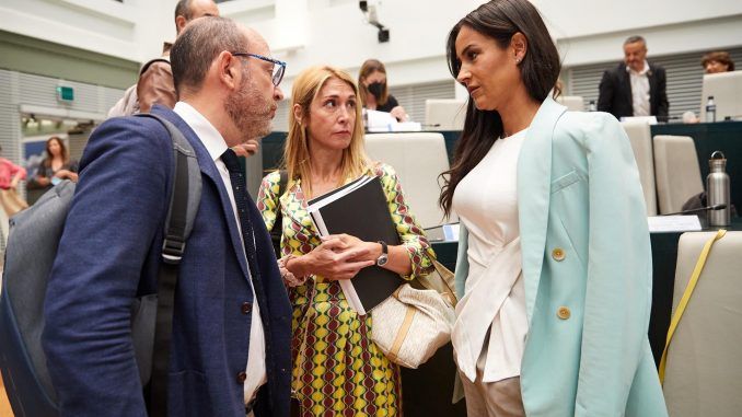 La vicealcaldesa de Madrid, Begoña Villacís (d), conversa con la concejala de Ciudadanos Silvia Elena Saavedra (c) a su llegada al pleno ordinario celebrado este martes en el Ayuntamiento de Madrid. EFE / Miguel Osés
