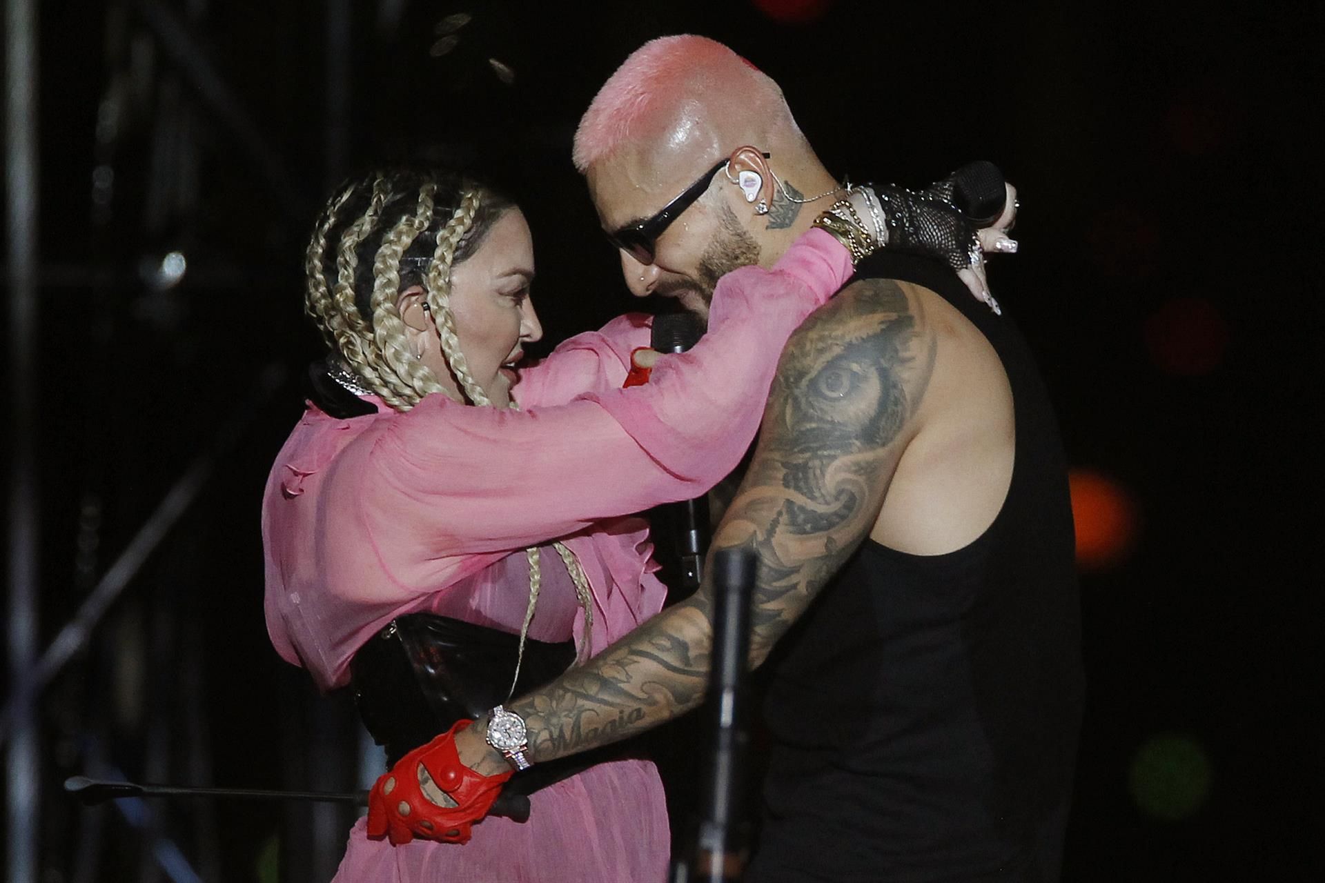 El cantante colombiano Maluma (d) canta hoy 30 de abril durante su concierto "Medallo en el mapa" en Medellín (Colombia) junto a la cantante Madonna (i). EFE/Luis Eduardo Noriega A.
