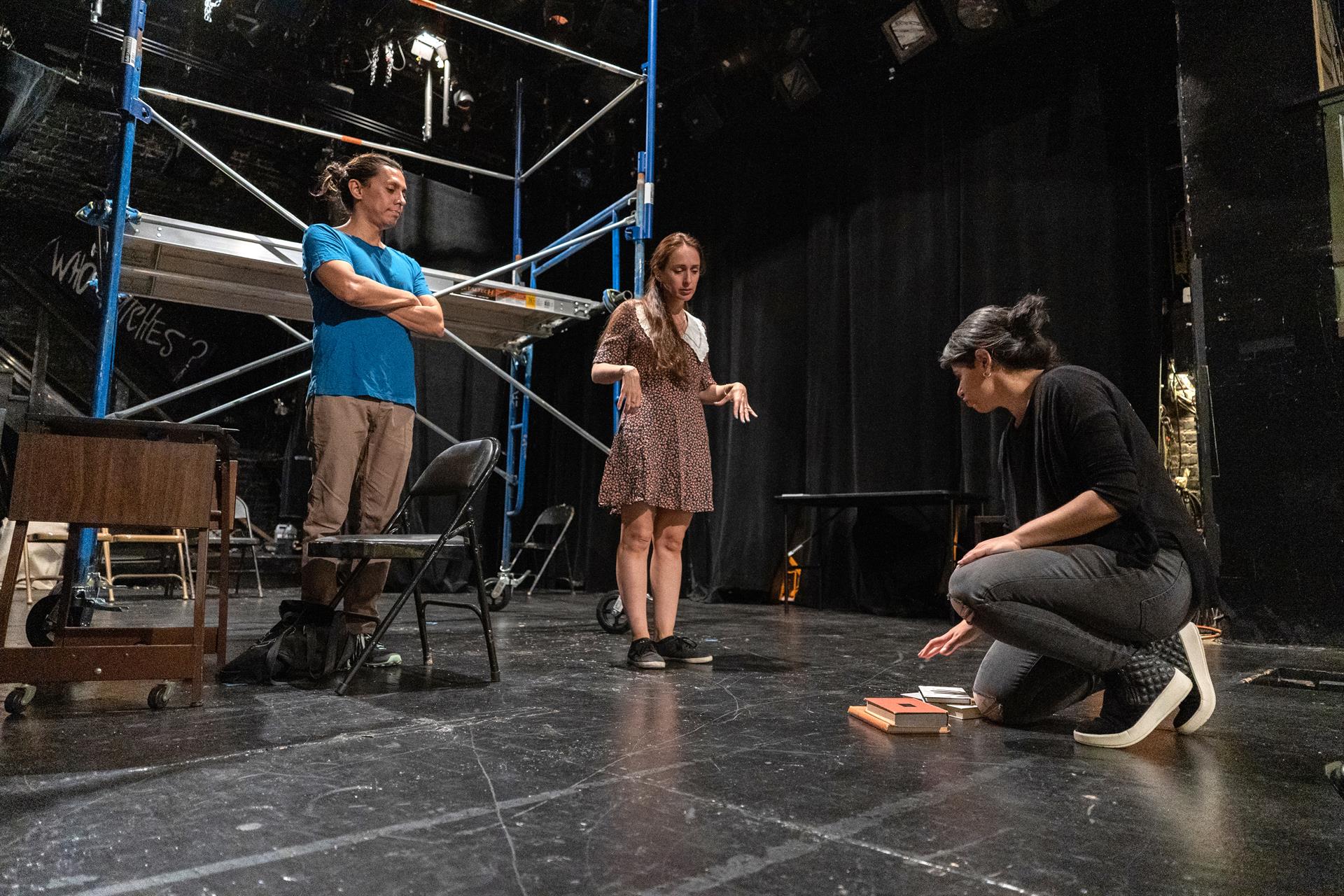 La directora de la obra teatral "Eva Luna", Estefanía Fadul (d) dirige a los actores Fernando Vieira y Andrea Velasco (c) durante un ensayo, el 17 de mayo de 2022, en la sala del teatro Repertorio Español en Nueva York (EEUU). EFE/ Ángel Colmenares
