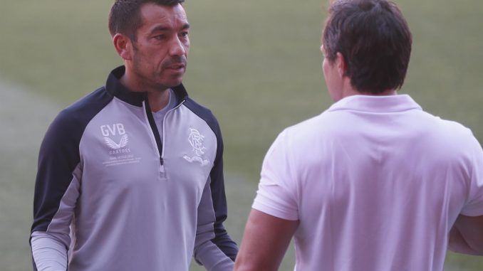 El técnico del Rangers, el neerlandés Giovanni Van Bronckhorts, en el entrenamiento de su equipo en el Sánchez-Pizjuán. EFE/José Manuel Vidal
