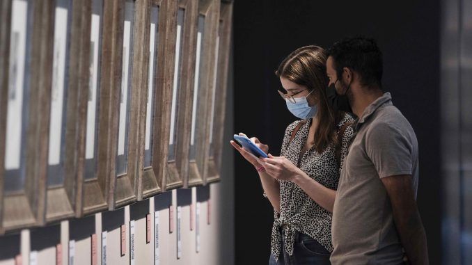 Una pareja visita la exposición "Del Capricho al Disparate", el 28 de abril de 2022, en el Museo del Jade, en San José (Costa Rica). EFE/ Jeffrey Arguedas
