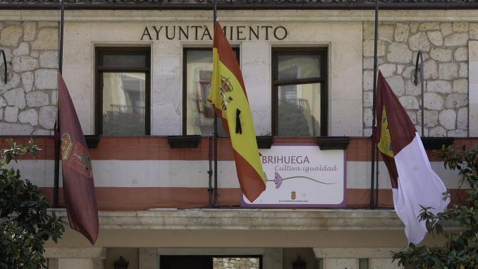 Imagen de esta semana del Ayuntamiento de Brihuega que ha decretado dos dias de luto oficial por la pareja hallada muerta. EFE/ Pepe Zamora
