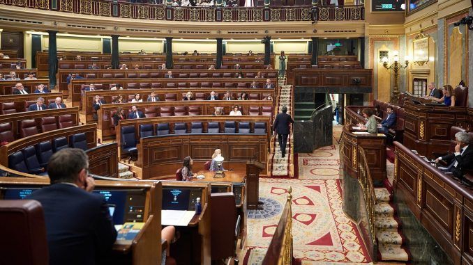 La diputada de ERC, Montserrat Bassa (d), interviene durante el pleno del Congreso de este martes, que debate y vota una proposición de ley que insta a crear un cuerpo de alta inspección educativa, y una proposición no de ley sobre la salud mental y emocional en el sistema educativo. EFE/ Miguel Osés
