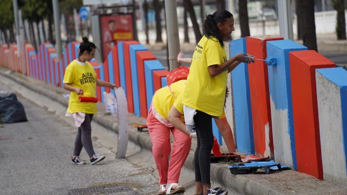 Un muro que bordea el río Tajo en Lisboa se va a transformar en una de las mayores obras de arte público de la ciudad gracias al proyecto Alfa Bravo, que reúne este domingo a voluntarios y personas sin hogar para pintar una corriente pictórica de 3,8 kilómetros. EFE/ Gafx Media SOLO USO EDITORIAL/SOLO DISPONIBLE PARA ILUSTRAR LA NOTICIA QUE ACOMPAÑA (CRÉDITO OBLIGATORIO)