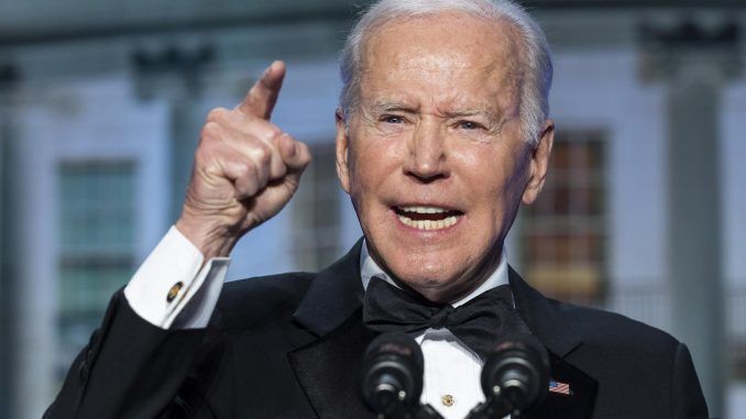 El presidente estadounidense, Joe Biden, durante la cena de corresponsales de la Casa Blanca en el Washington Hilton de Washington, este 30 de abril de 2022. EFE/EPA/Jim Lo Scalzo/ Pool
