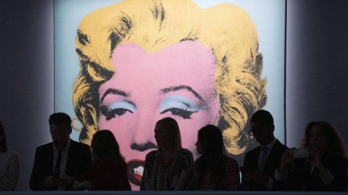 Una pintura de Marilyn Monroe de ANdy Warhol, en una subasta, este 9 de mayo de 2022. EFE/EPA/Sarah Yenesel