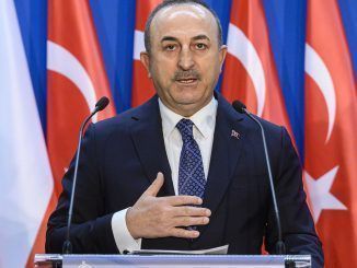 Imagen de archivo del ministro de Exteriores de Turquía, Mevlut Çavusoglu. EFE/EPA/ZSOLT SZIGETVARY