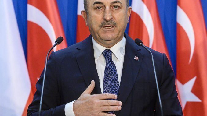 Imagen de archivo del ministro de Exteriores de Turquía, Mevlut Çavusoglu. EFE/EPA/ZSOLT SZIGETVARY
