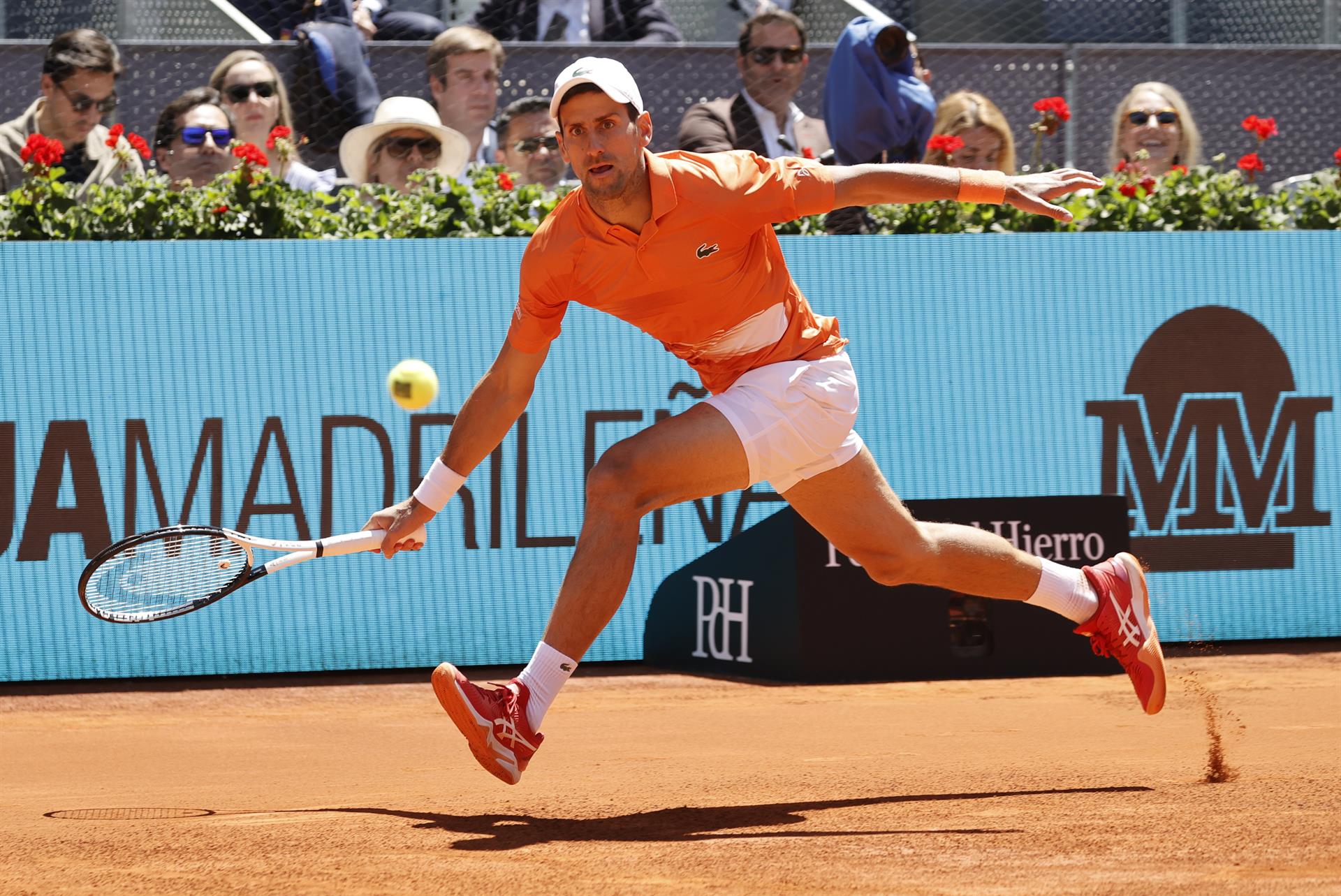 El serbio Novak Djokovic, número uno del mundo, devuelve la bola al polaco Hubert Hurkacz durante su partido de cuartos de final del Mutua Madrid Open, en la Caja Mágica. EFE/ Emilio Naranjo
