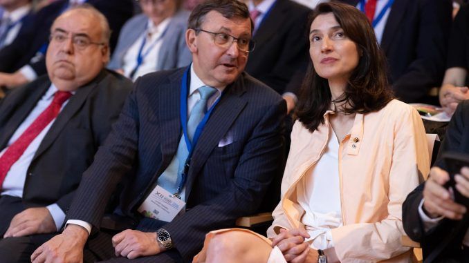 La ministra de Justicia, Pilar Llop (d), y el presidente del Consejo General del Notariado, José Ángel Martínez (c) durante la inauguración hoy jueves en Málaga del XVII Congreso Nacional Notarial Español, que aborda 'El envejecimiento de la sociedad. Principal desafío del siglo'. EFE/ Carlos Díaz
