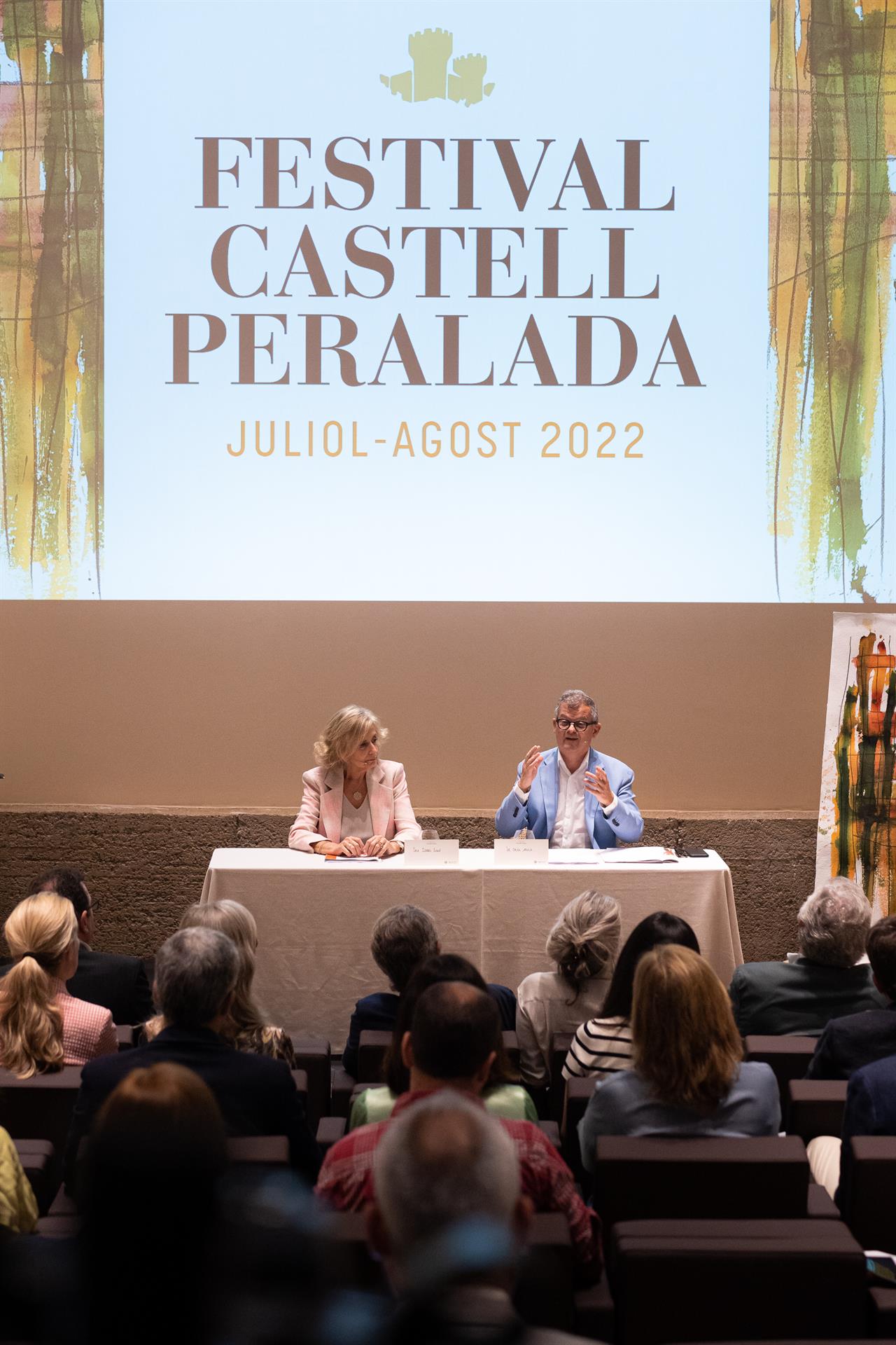 El director del Festival Castell de Peralada, Oriol Aguilà, y la presidenta de la fundación Castell de Peralada, Isabel Suqué, durante presentación de la edición de este año del festival en el que reivindica su papel de referencia musical de la Costa Brava poniendo especial énfasis en la ópera y la danza. EFE/David Borrat
