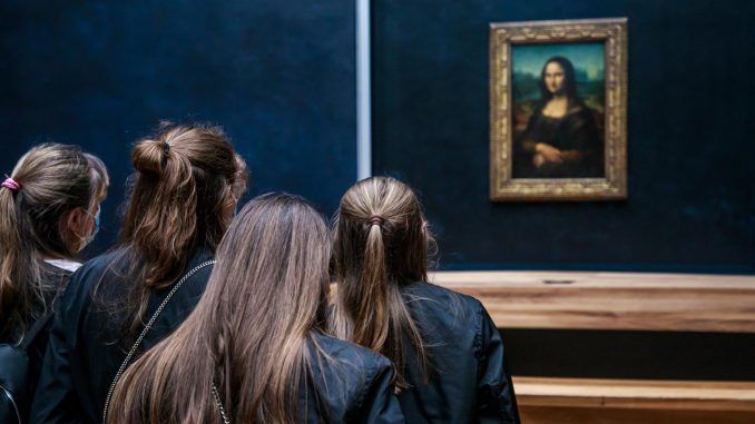 Visitantes en la sala del Museo del Louvre donde se expone la Gioconda, en una imagen de archivo. EFE/EPA/CHRISTOPHE PETIT TESSON
