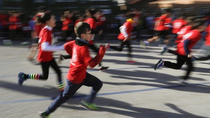 Imagen de archivo de una carrera en un colegio. EFE/Juan Carlos Hidalgo