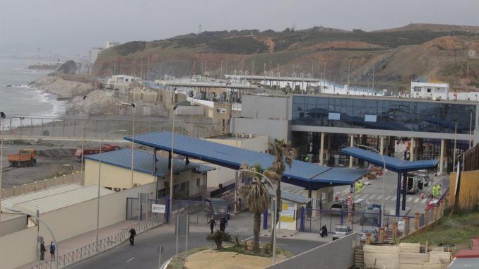 La frontera del Tarajal que separa Ceuta de Marruecos se está acondicionando y preparando en estos últimos días para su reapertura. EFE/Reduan Dris
