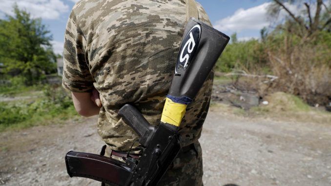 Un militar ucraniano con ropas de camuflaje, con su arma a la espalda, cerca del frente de batalla de Járkov, la segunda mayor ciudad de Ucrania. EFE/Esteban Biba
