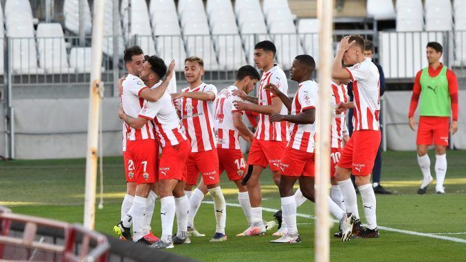 Los jugadores del Almería celebran un gol. EFE/Carlos Barba/ARCHIVO
