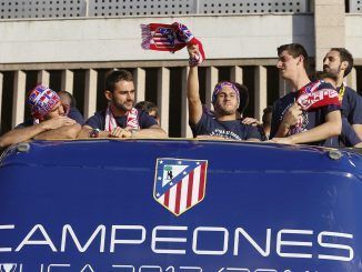 Los jugadores del Atlético de Madrid Adrián López (2i), Jorge Resurrecicón ""Koke"" (3d), el belga Thibaut Courtois (2d) y Juan Francisco TorrescelebraN el título de La Liga en 2014 que el equipo logró tras vencer al FC Barcelona es una foto de archivo de Juanjo Martín. EFE